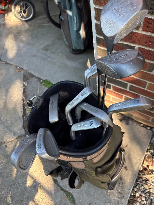 Full set men’s right handed golf clubs and bag  in Golf in Guelph - Image 5