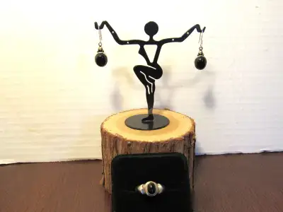 7.7g Earrings are 1" L .5" W