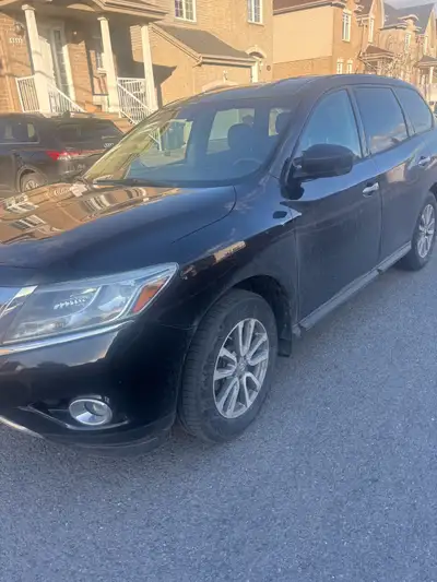 Nissan Pathfinder en très bonne état à vendre. Une seule famille depuis achetée neuve. Moteur a1. Cl...