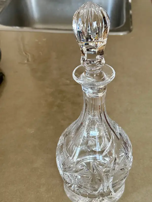Elegant Vintage Cut Crystal Decanter - Pinwheel Star Pattern in Kitchen & Dining Wares in City of Montréal - Image 3