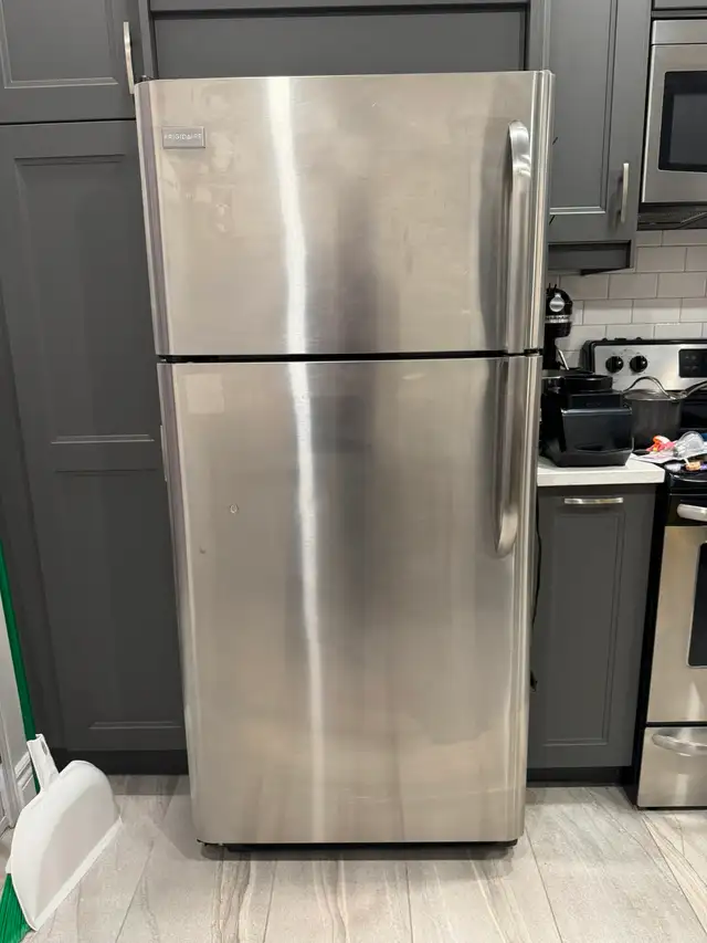 Frigidaire Refrigerator - Réfrigérateur Frigidaire in Refrigerators in City of Montréal - Image 2