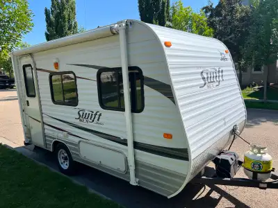 Original owner. Sleeps 2 comfortably. With a dry weight of just 2,350 lbs, it’s very easy to tow. We...
