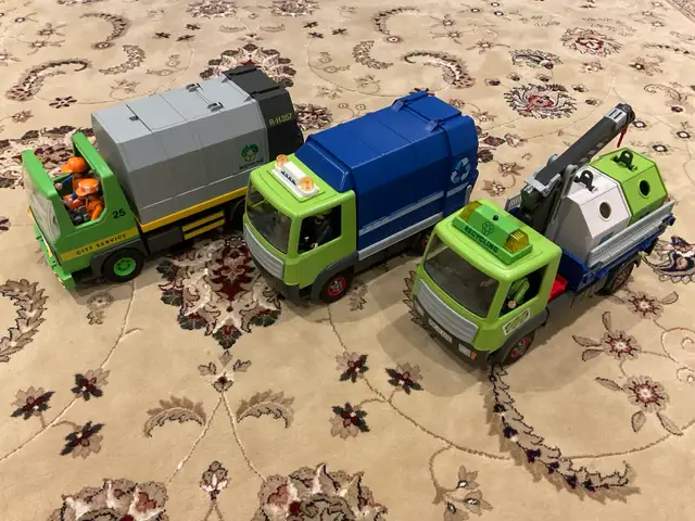 PLAYMOBILE GARBAGE TRACKS LOT  in Toys & Games in Mississauga / Peel Region - Image 3