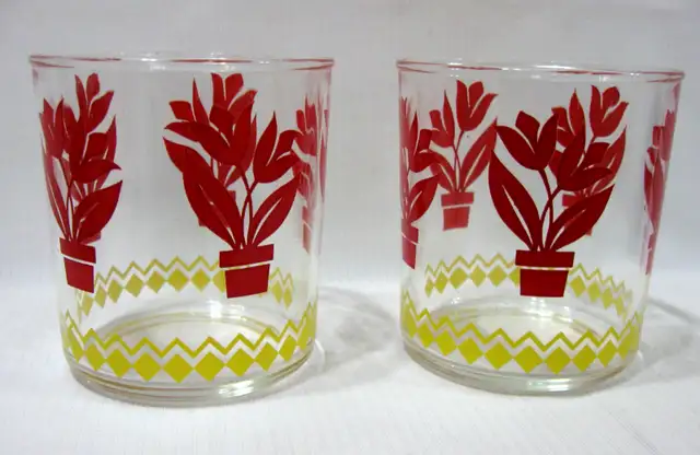 Hard toFind Vintage 1950s Hazel Atlas  Glass Tulip Flower vases in Arts & Collectibles in West Island - Image 2