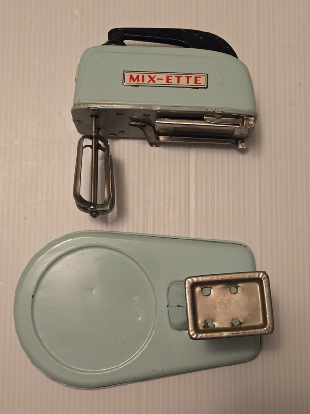 *** 1950s MIX-ETTE STAND MIXER - TOY KITCHEN BAKING / COOKING in Arts & Collectibles in City of Toronto - Image 7
