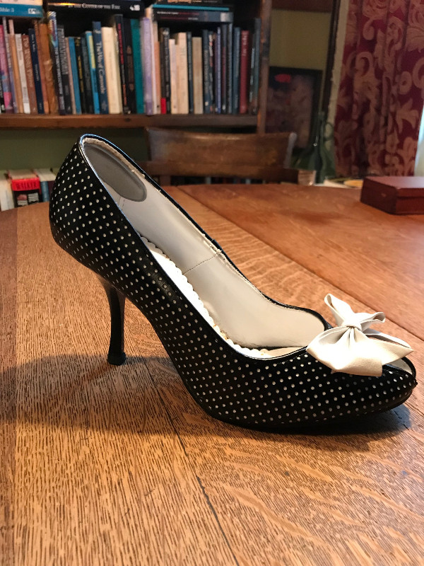 Black pump with white poke a dots/white bows in Women's - Shoes in St. Catharines - Image 3