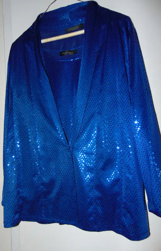 One Set of a Sparkling  Jacket and Sleeveless Top in Women's - Tops & Outerwear in Mississauga / Peel Region - Image 4