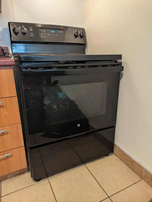 GE Electric Range in Stoves, Ovens & Ranges in City of Montréal - Image 4