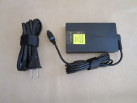 Insignia Slim Universal 90W Laptop Charger