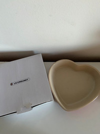 Le creuset red heart pie dish