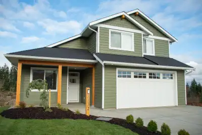 Beautiful high-end home in The Ridge 17' vaulted ceilings in the great room The kitchen and 2.5 bath...