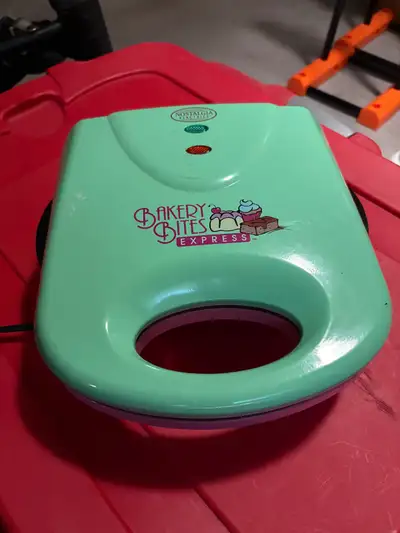 Makes brownies, cookies, bundt cakes, cupcakes via interchangeable baking plates Power and ready lig...