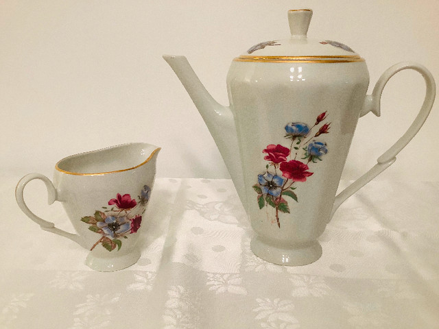 Vintage Polish Porcelain Tea Service for 8 dans Vaisselle et articles de cuisine  à Kitchener / Waterloo - Image 3