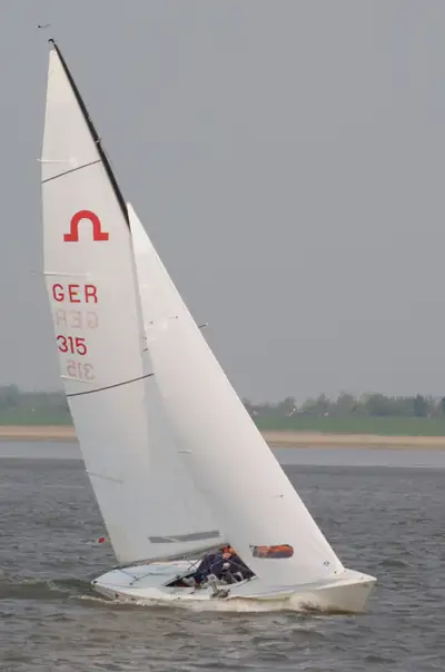 Un voilier à quille fixe de 27 pieds. Fut déjà de classe olympique. Vient avec un petit moteur élect...
