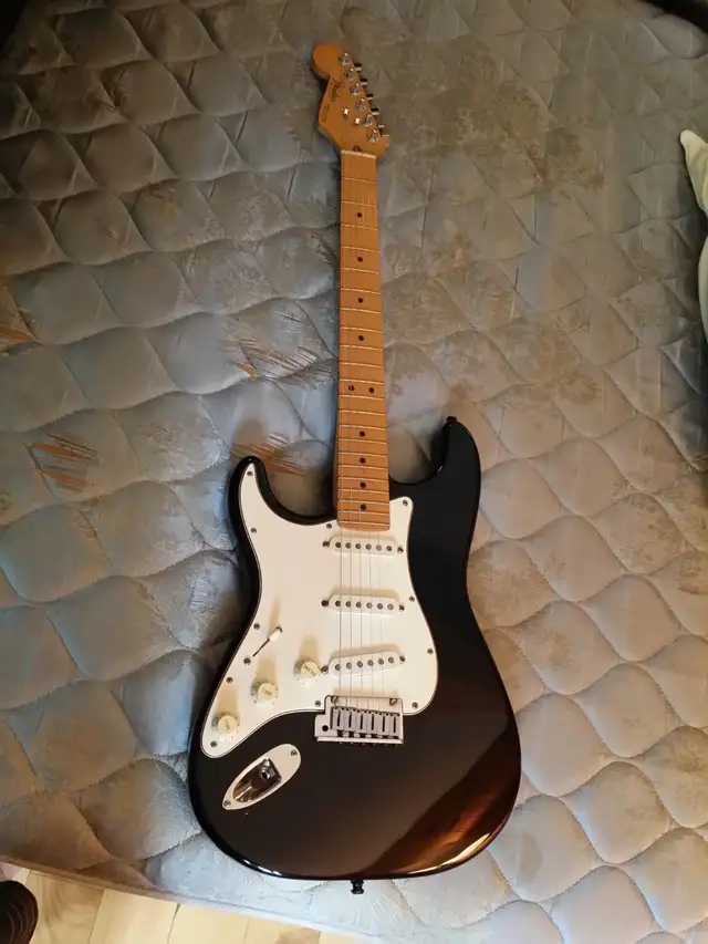 Vintage 1988 Fender Stratocaster Standard USA Gaucher Avec Etui in Guitars in City of Montréal - Image 6