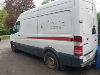 Dodge sprinter 2007. 426km good running condition. Want to sell as want to upgrade to big truck pls...