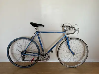 Vélo de route RALEIGH 10 vitesses . Cadre 55 cm . Très bon état .