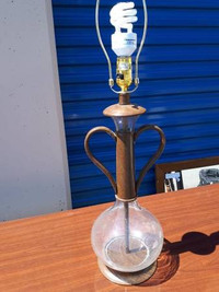 VINTAGE STYLE LAMP WITH CLEAR GLASS AND DOUBLE HANDLE.