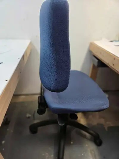 chaise bleu, View more