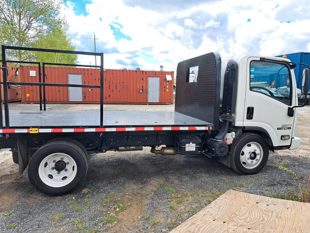 2022 ISUZU NPR-HD GAS, 14' FLAT DECK ( LOW KM'S) in Cars & Trucks in Sudbury - Image 3