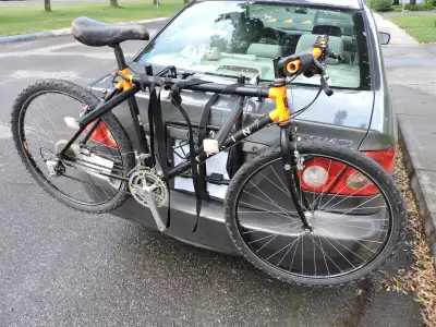 Rack à vélo, support, porte-vélo de coffre de voiture berline ou intermédiaire pour 2 vélos. Demande...