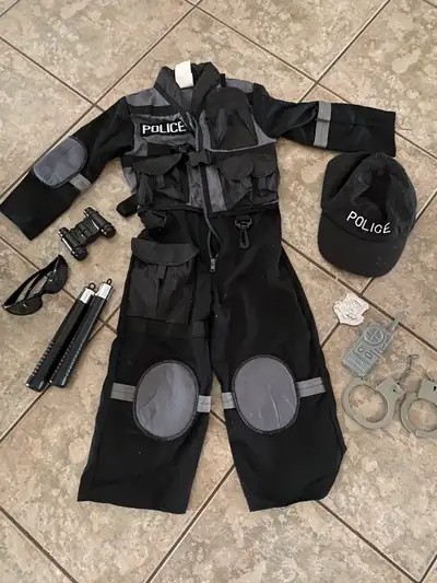 Police costume size 3-4. Handcuffs are separate. Costume d’Halloween police grandeur 3-4. Les menott...