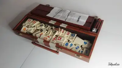 Mallette de Rami/Rummy Vintage en Vinyle Beige et Blanc avec Manuel d’instruction - Grandeur de la M...
