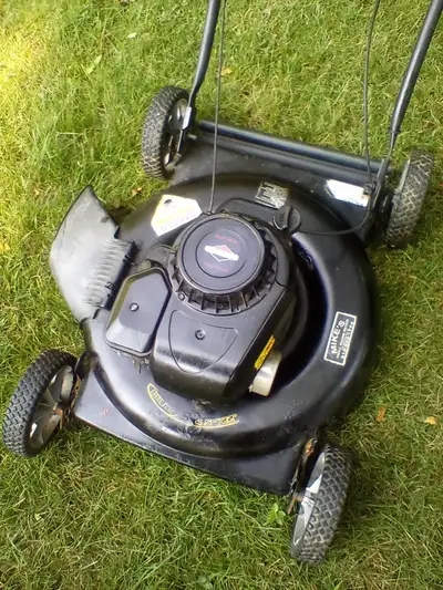 Lawnmower for sale, 22 inch cut, side discharge, 4.5 briggs & stratton motor. $100