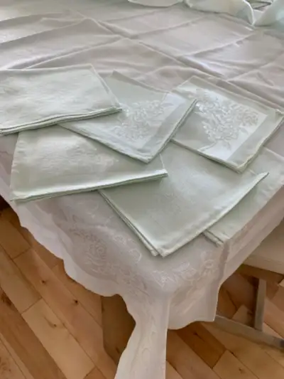 Nappe de table avec serviettes/Tablecloth with matching napkins, View more