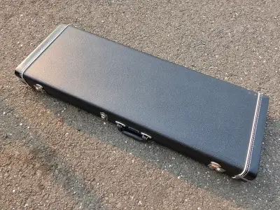 Fender G&G deluxe case pour Stratocaster et Telecaster droitière ou gauchère...$250. Fait aussi pour...
