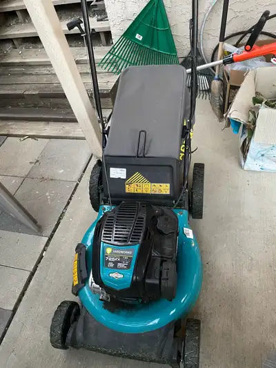 Yardworks 21” push lawn mower. Perfecty working condition