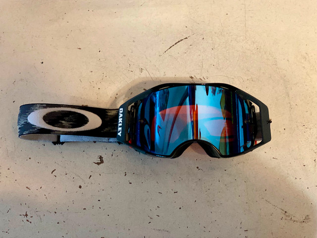 Brand New Oakley Airbrake MX Goggles With Sapphire Iridium Lens in Other in Markham / York Region - Image 3