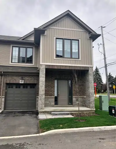 A beautiful end-unit townhome in Ancaster. 3 bedrooms upstairs including a spacious primary suite an...