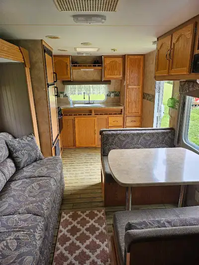 2009 Prospector by Laurentian, 20 foot, tandem axle, excellent condition, sleeps seven, one slide ou...
