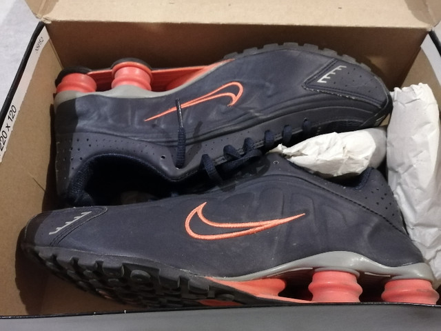 Nike Shox R4 301 Dark BLue Orange Running Shoes - Men's Size 9 in Men's Shoes in Markham / York Region
