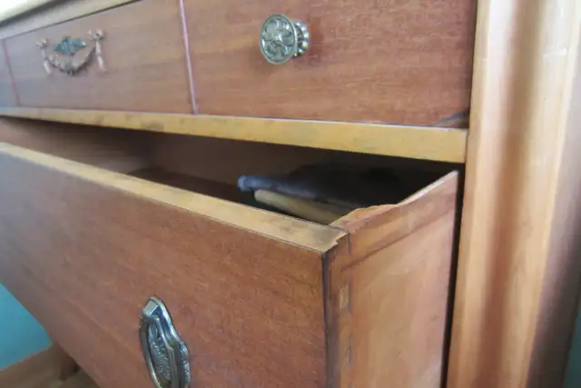 antiquité in Dressers & Wardrobes in Longueuil / South Shore - Image 3