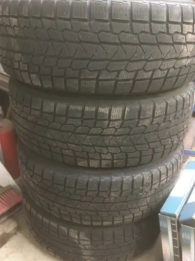 4 pneus yokohama iceguard 205/60R16 Sur rimes en tres bonne condition 5x112, 16 pouces , etais sur u...