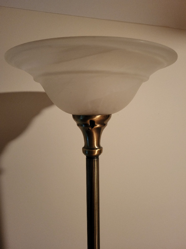 Lampe sur pied Standalone lamp dans Éclairage intérieur et plafonniers  à Ouest de l’Île - Image 2