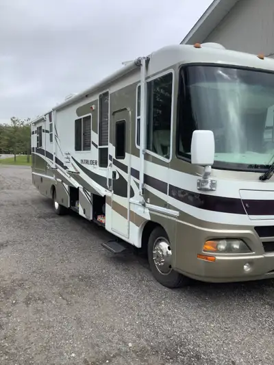 2003 Damon Intruder 379. In excellent condition. 38’. Ford Triton V10 gas power. 2 large slides and...