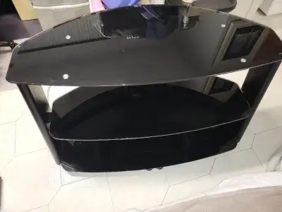 CHANGEMENT DE PRIX.........Beautiful black tempered glass TV stand in perfect condition. Grandeur: 4...