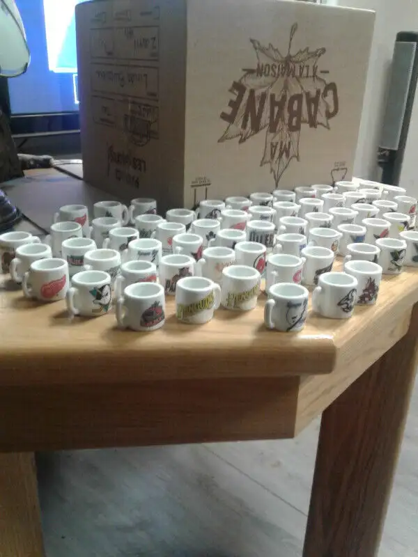 Miniature NHL Mugs. (Collection).63848996592385121