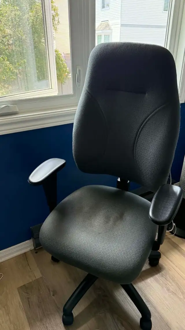 desk and chair in Desks in Ottawa - Image 3