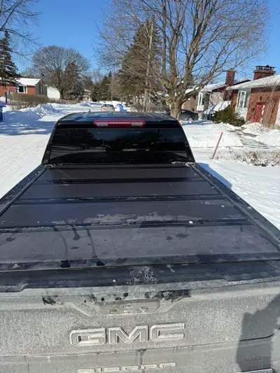 Tonneau rigide installé sur un GMC Sierra 1500 2024. Grandeur: 63" x 80"