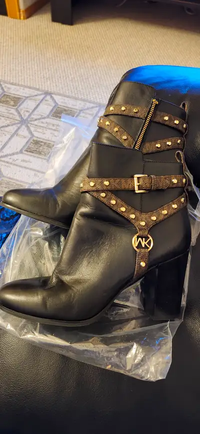 Excellent condition MK boots size 10, View more