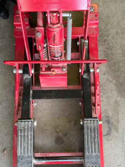 Motorcycle lift/stand 1500lb capacity Works well