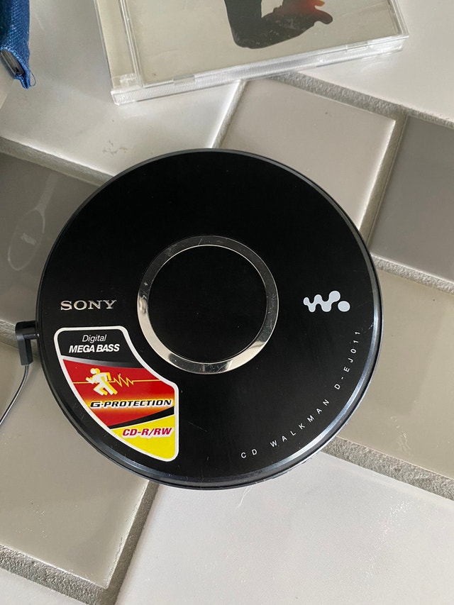 Sony CD Walkman DEJ011 Portable Disc Player with Batteries Stereo