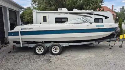 This1996 Four Winns 214 Candia is a sporty, family-friendly deck boat measuring 20 feet 7 inches lon...
