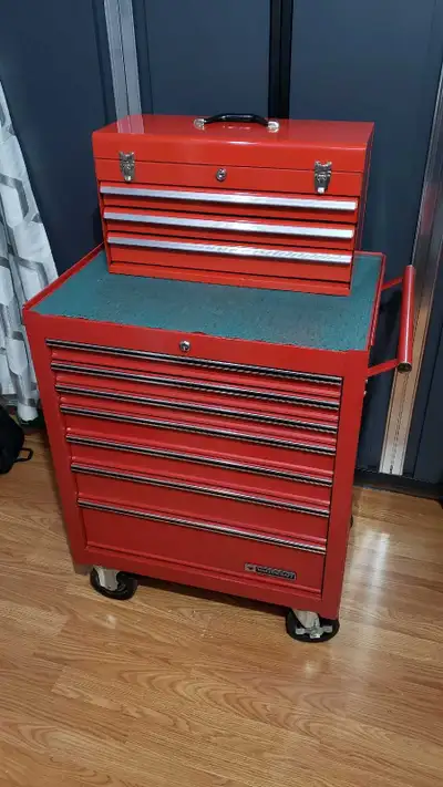 Coffre d'outils Mastercraft en très bonne condition. 200$ pour les deux sections.