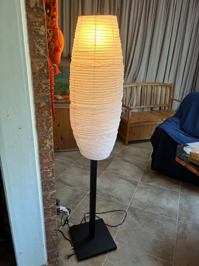 Floor lamp in Indoor Lighting & Fans in Markham / York Region - Image 5