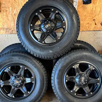 Ensemble de 5 mags et pneus d'hiver General Grabber Arctic LT 275/70R18 Ces pneus sont montés sur de...